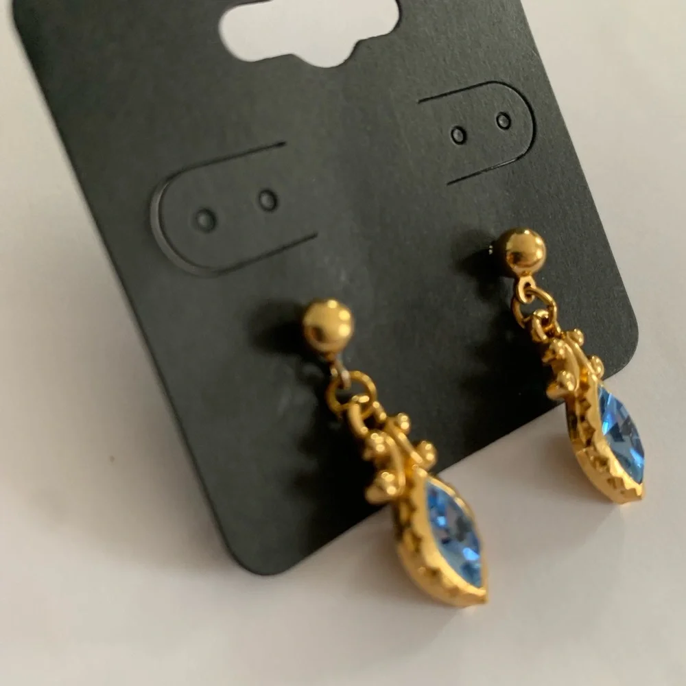 Vintage 1989 AVON Goldtone Blue Rhinestone Victorian Pierced Earrings - Picture 12 of 13